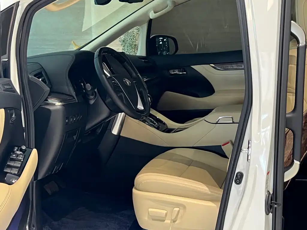 Toyota Alphard — миниатюра 5