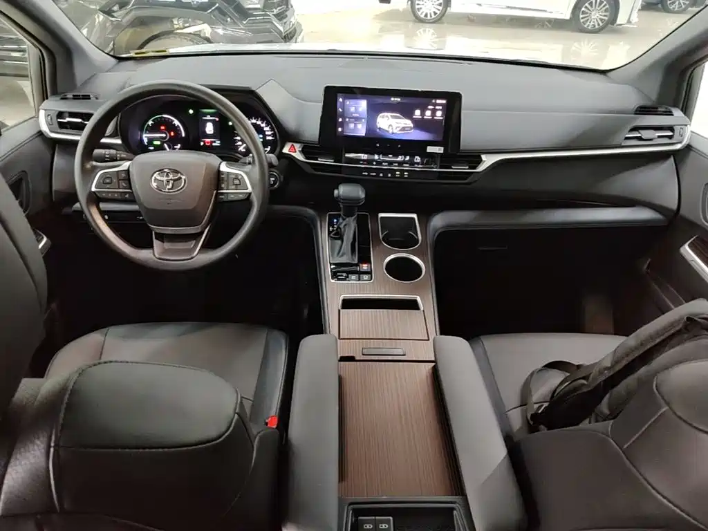 Toyota Granvia — миниатюра 10