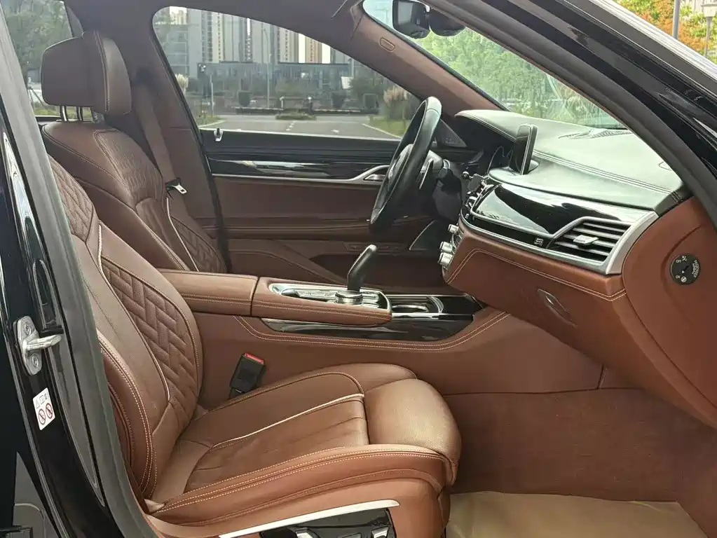 BMW 7 Series — миниатюра 16