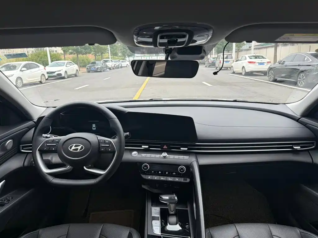 Hyundai Elantra — миниатюра 8