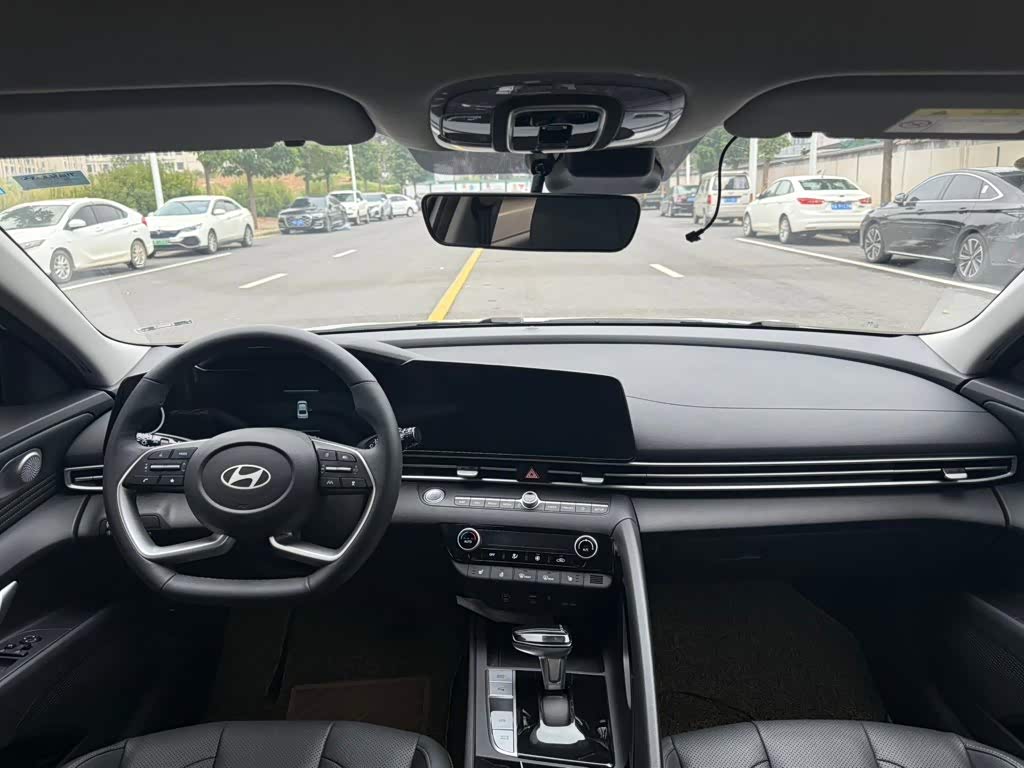 Hyundai Elantra 1.5 л 2024 г. Белый, пробег 20000 км