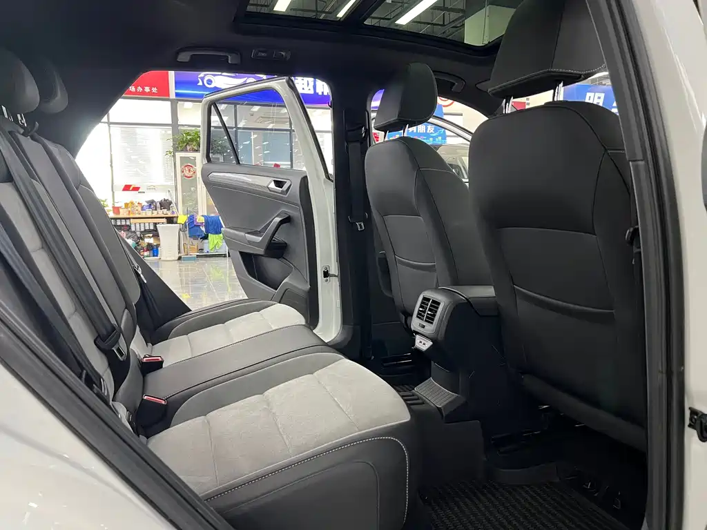 Volkswagen T-Roc — миниатюра 8