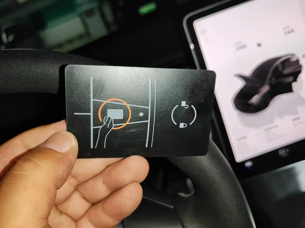 Tesla Model Y — миниатюра 9