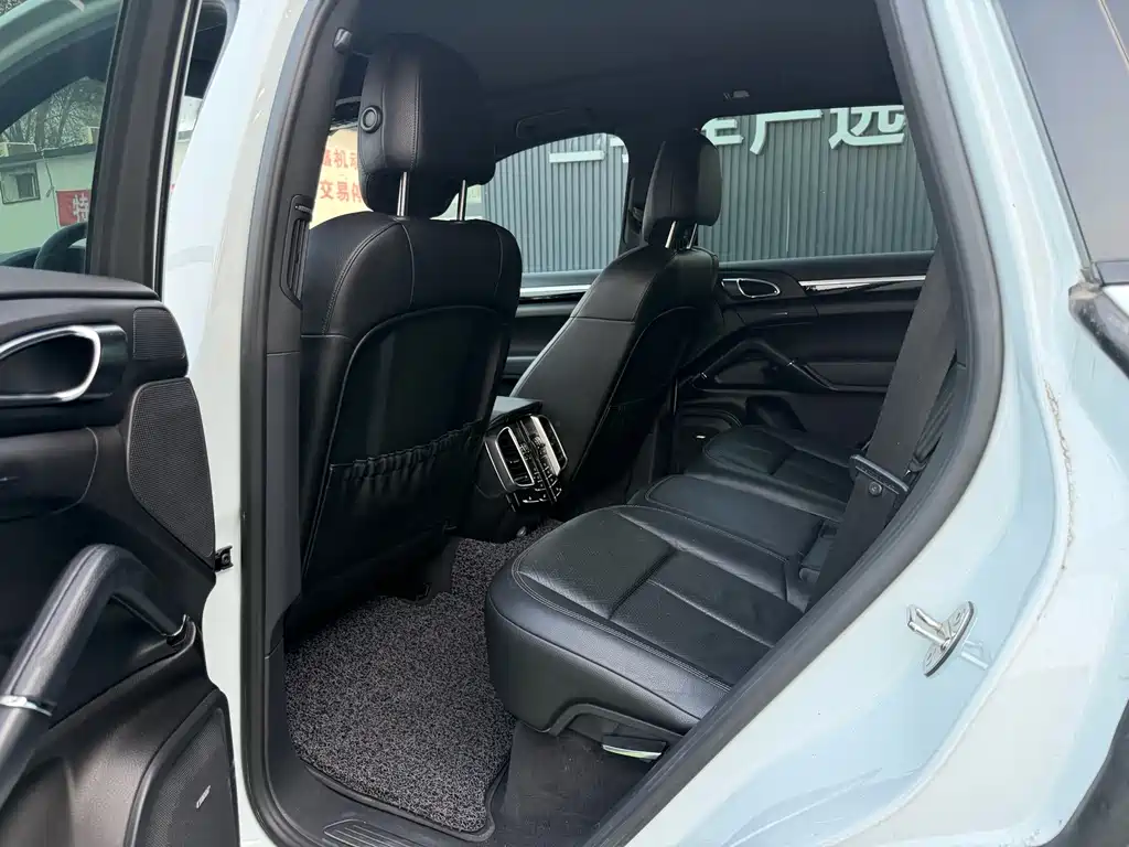 Porsche Cayenne — миниатюра 9