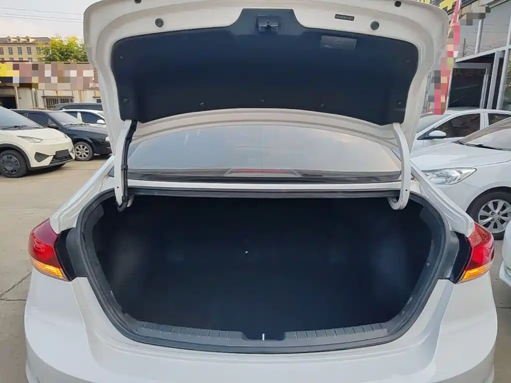 Hyundai Elantra — миниатюра 19
