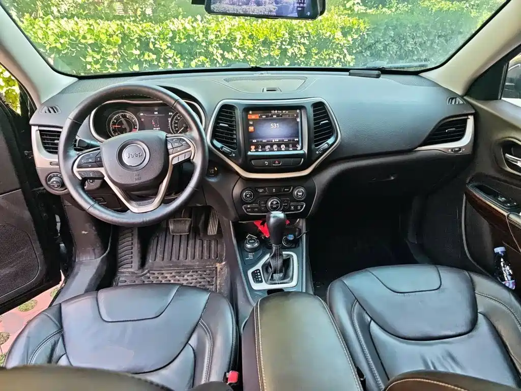 Jeep Cherokee (Import) — миниатюра 10
