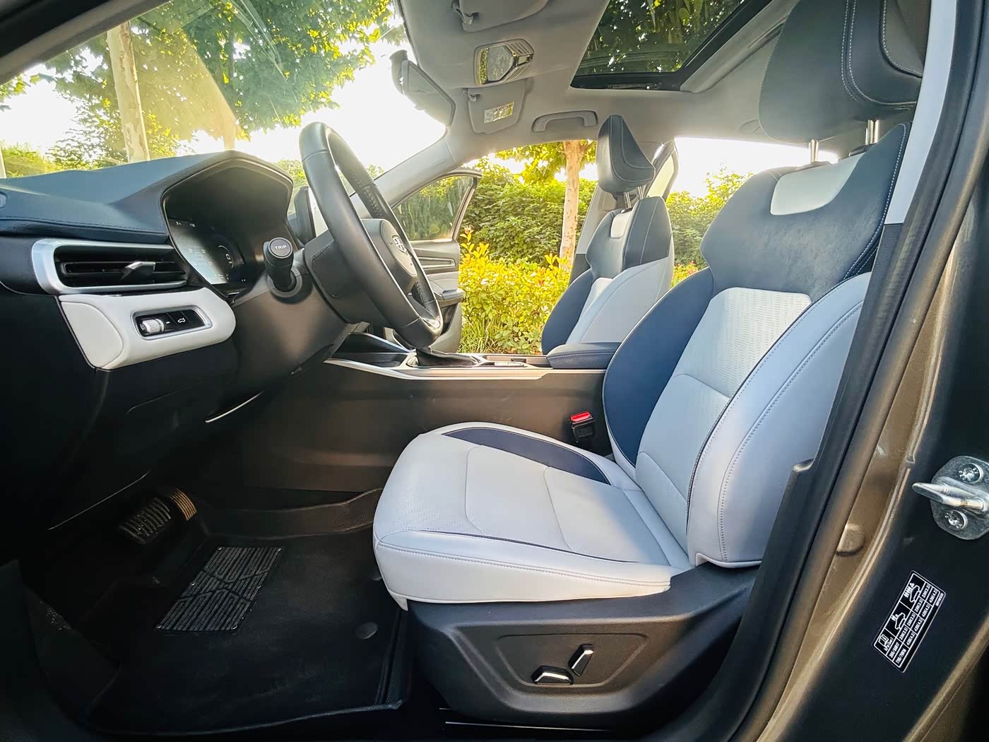 Geely Emgrand 1.5 л 2022 г. Серебристо-серый, пробег 42000 км
