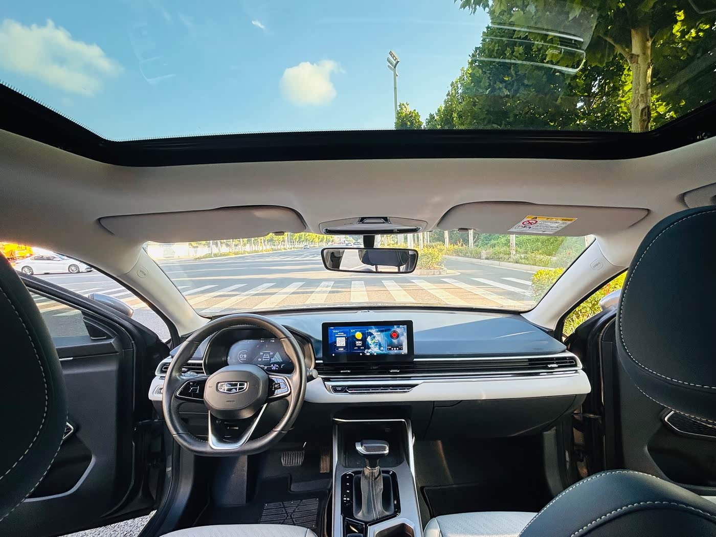Geely Emgrand 1.5 л 2022 г. Серебристо-серый, пробег 42000 км