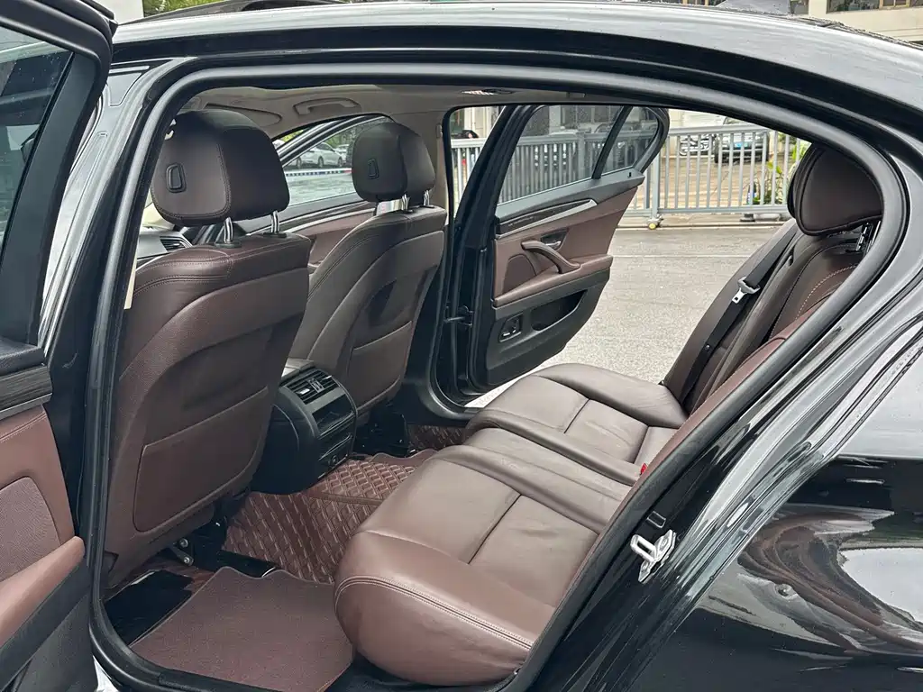 BMW 5 Series — миниатюра 10