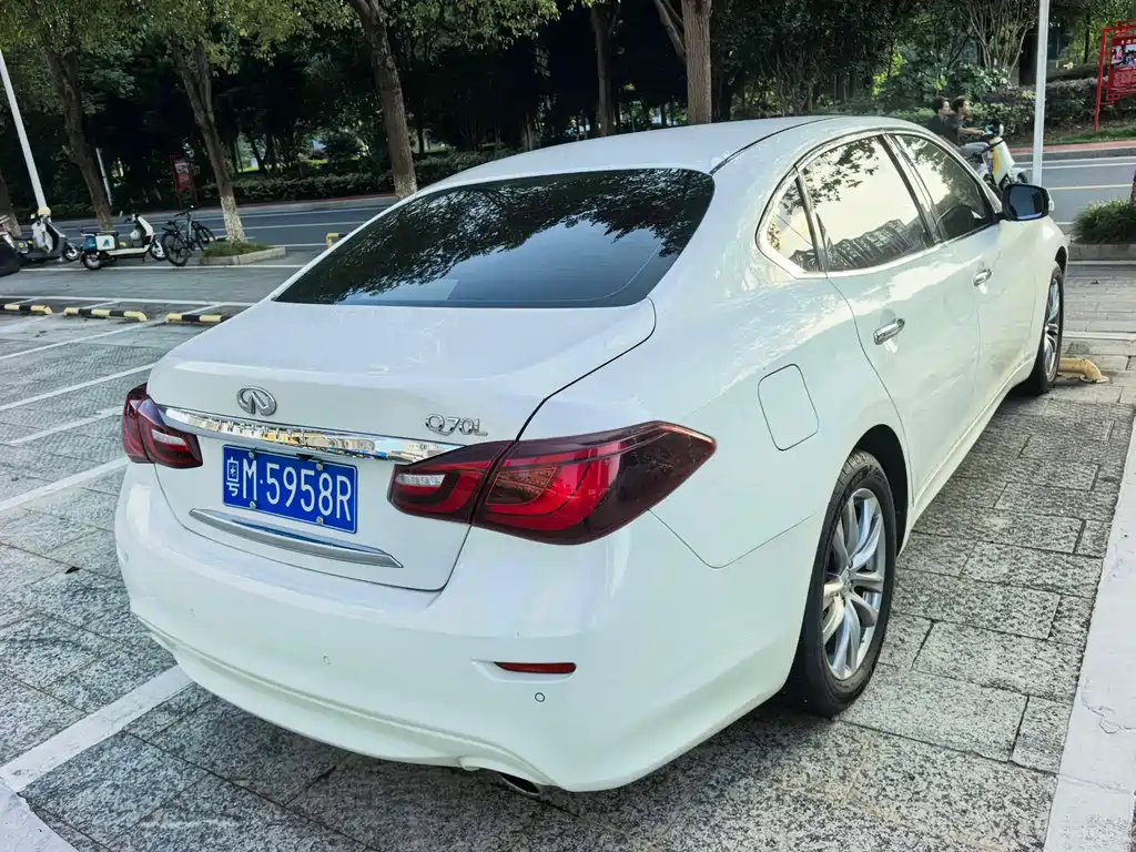 Infiniti Q70 — миниатюра 9