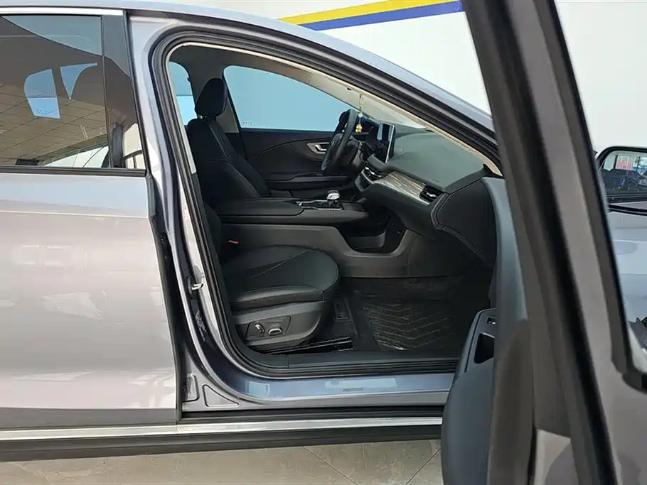 Hongqi E-QM5 2023 560km PLUS