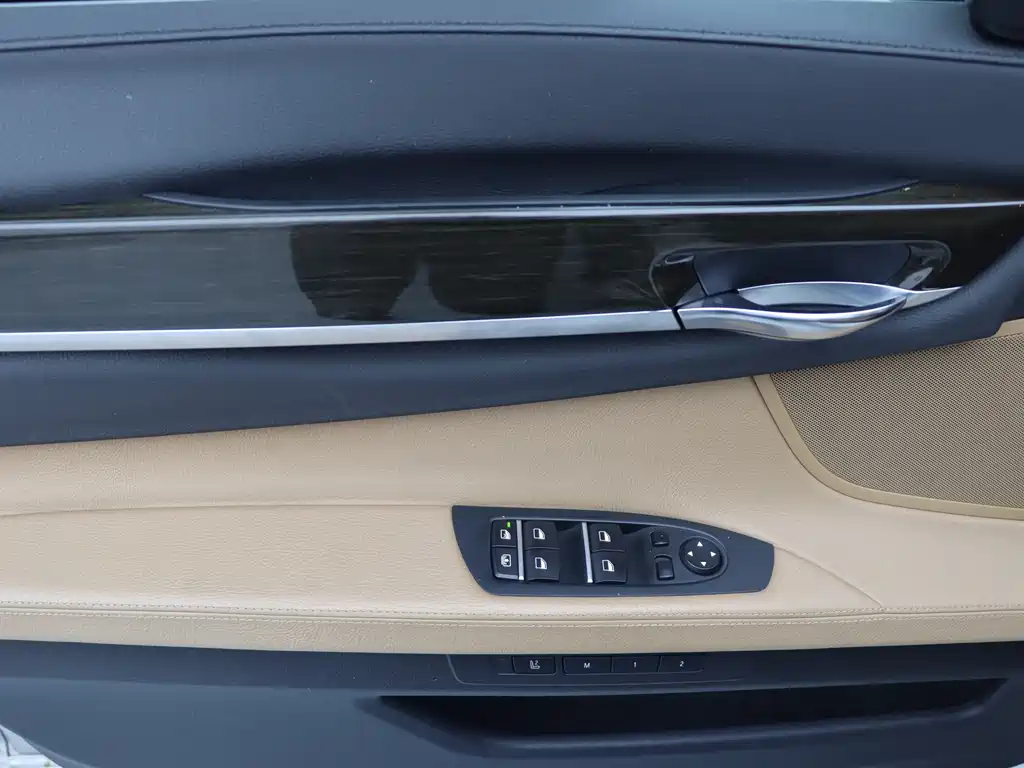 BMW 7 Series — миниатюра 11