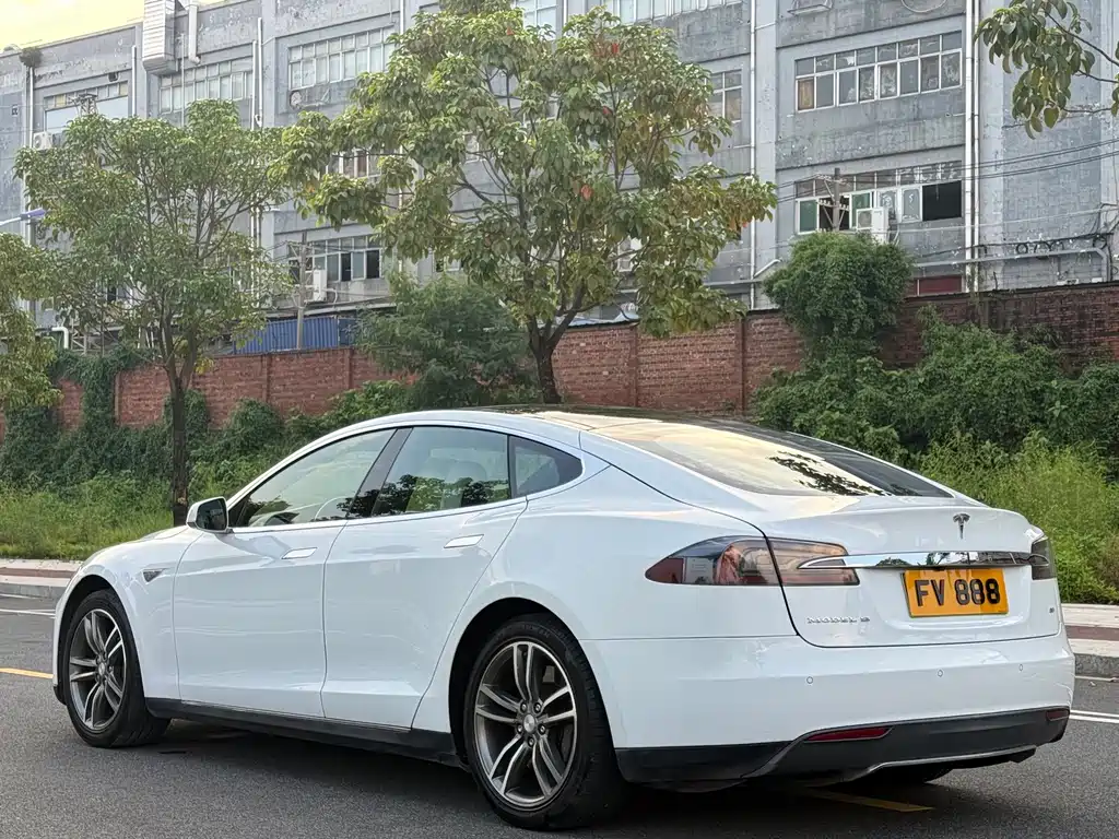 Tesla Model S — миниатюра 7