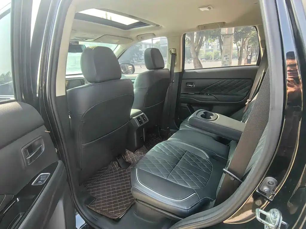 MITSUBISHI OUTLANDER