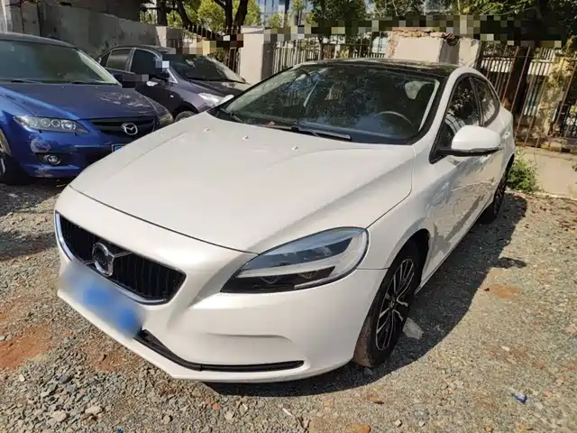 VOLVO V40 2019