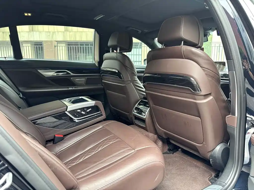 BMW 7 Series — миниатюра 5