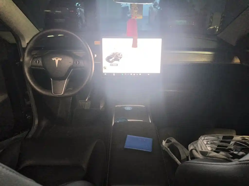 Tesla Model Y — миниатюра 13