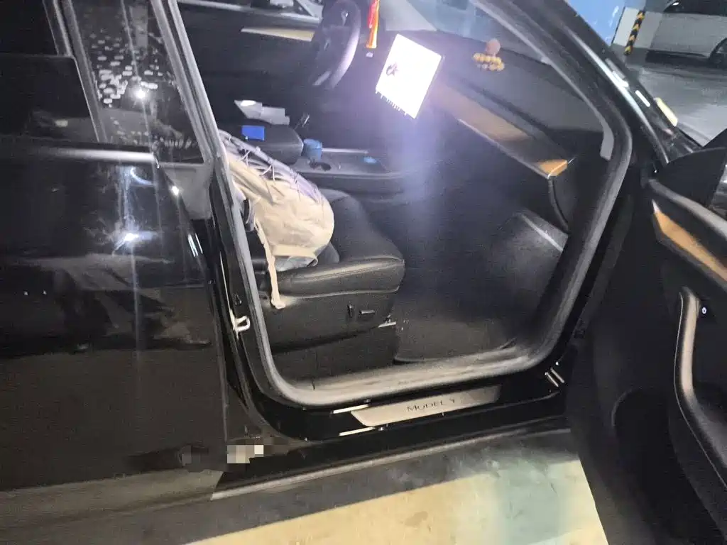 Tesla Model Y — миниатюра 18