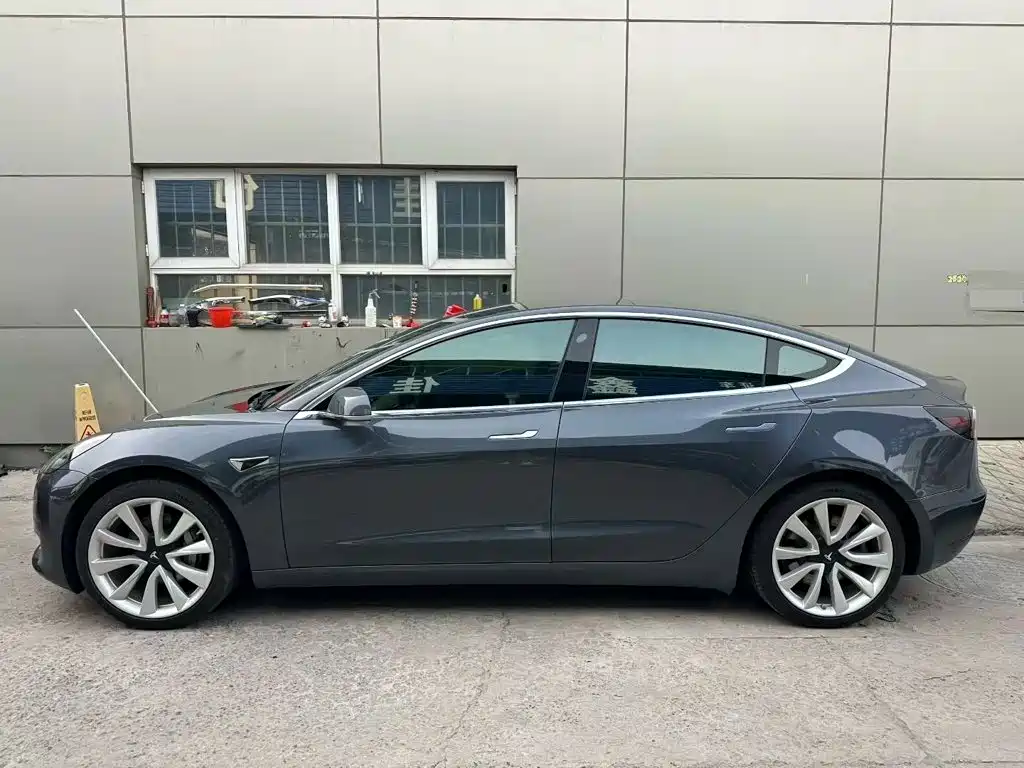 Tesla Model 3 — миниатюра 4