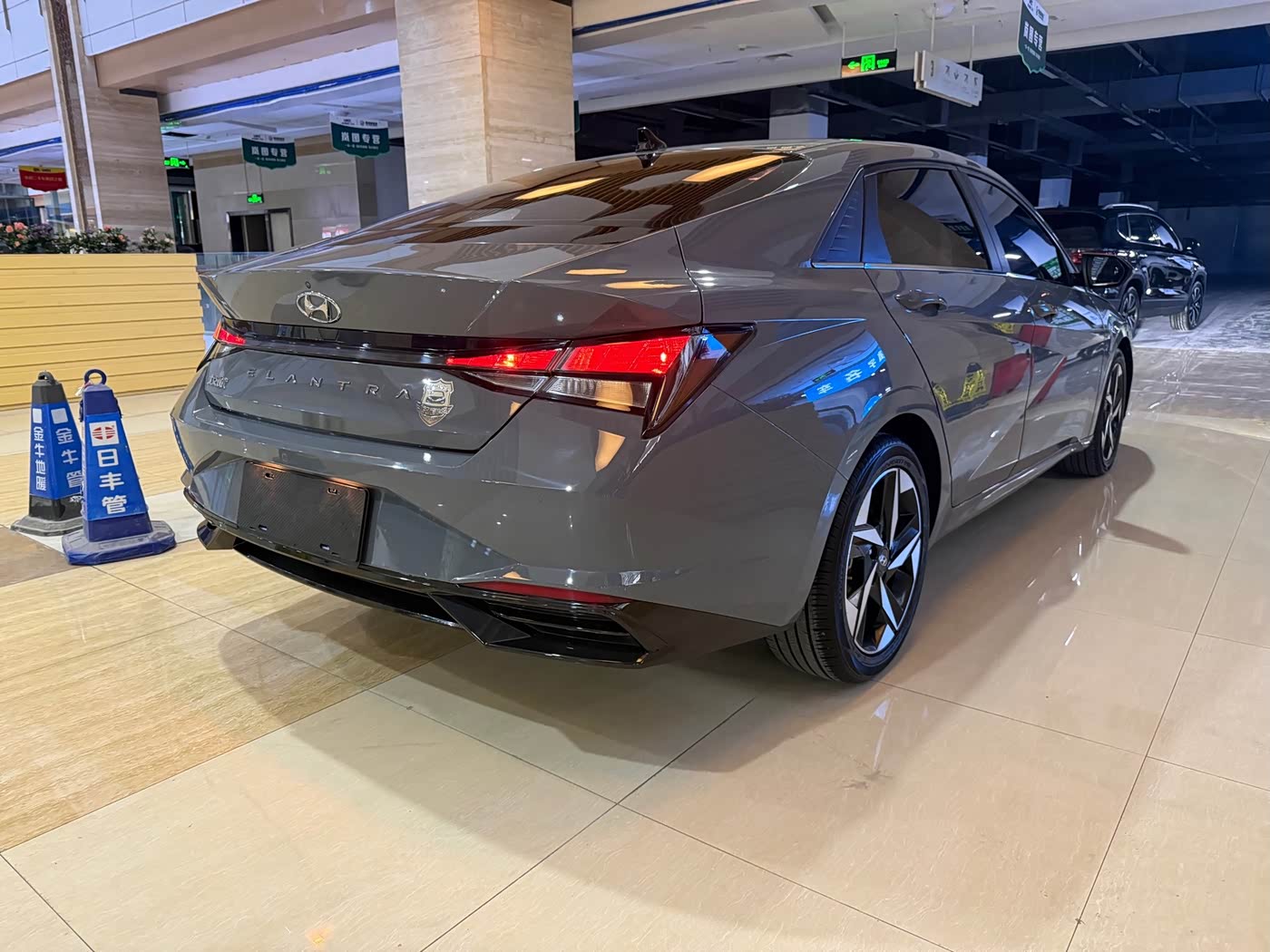 Hyundai Elantra 1.5 л 2023 г. Серебристо-серый, пробег 42000 км