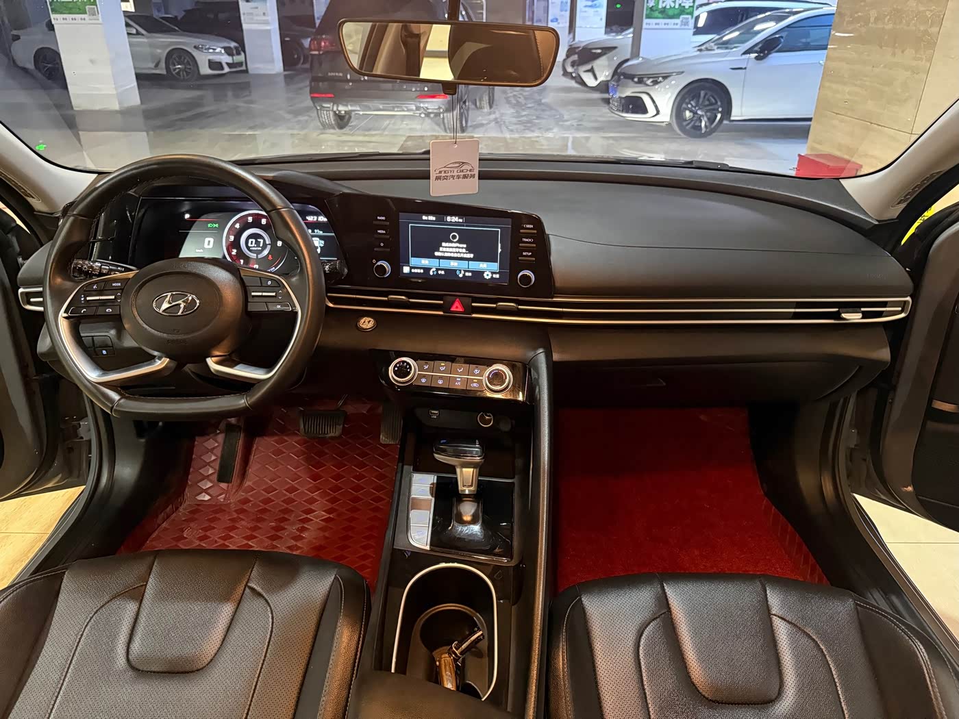 Hyundai Elantra 1.5 л 2023 г. Серебристо-серый, пробег 42000 км