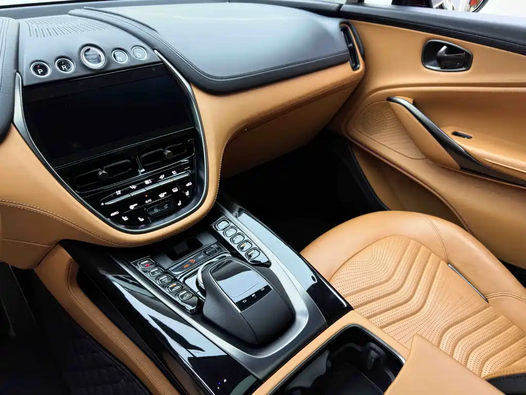 Aston Martin DBX — миниатюра 20