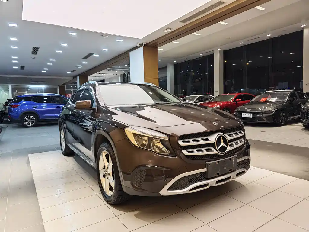 MERCEDES-BENZ GLA