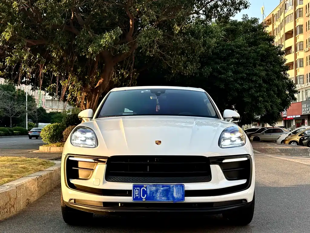 PORSCHE MACAN