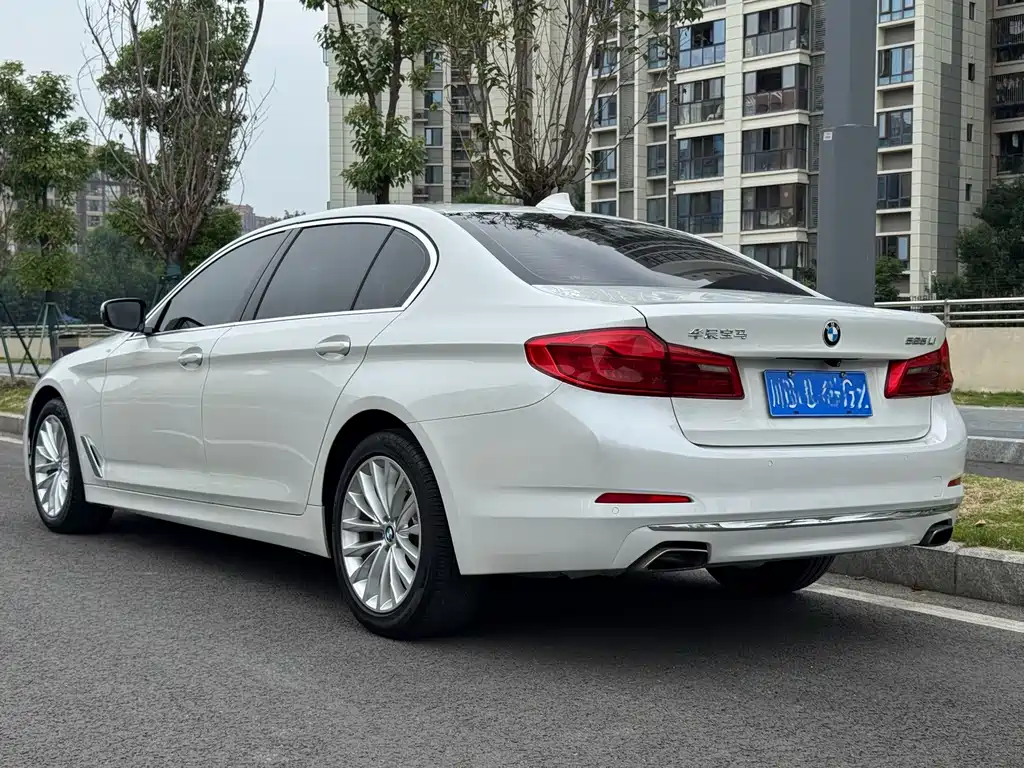 BMW 5 Series — миниатюра 17