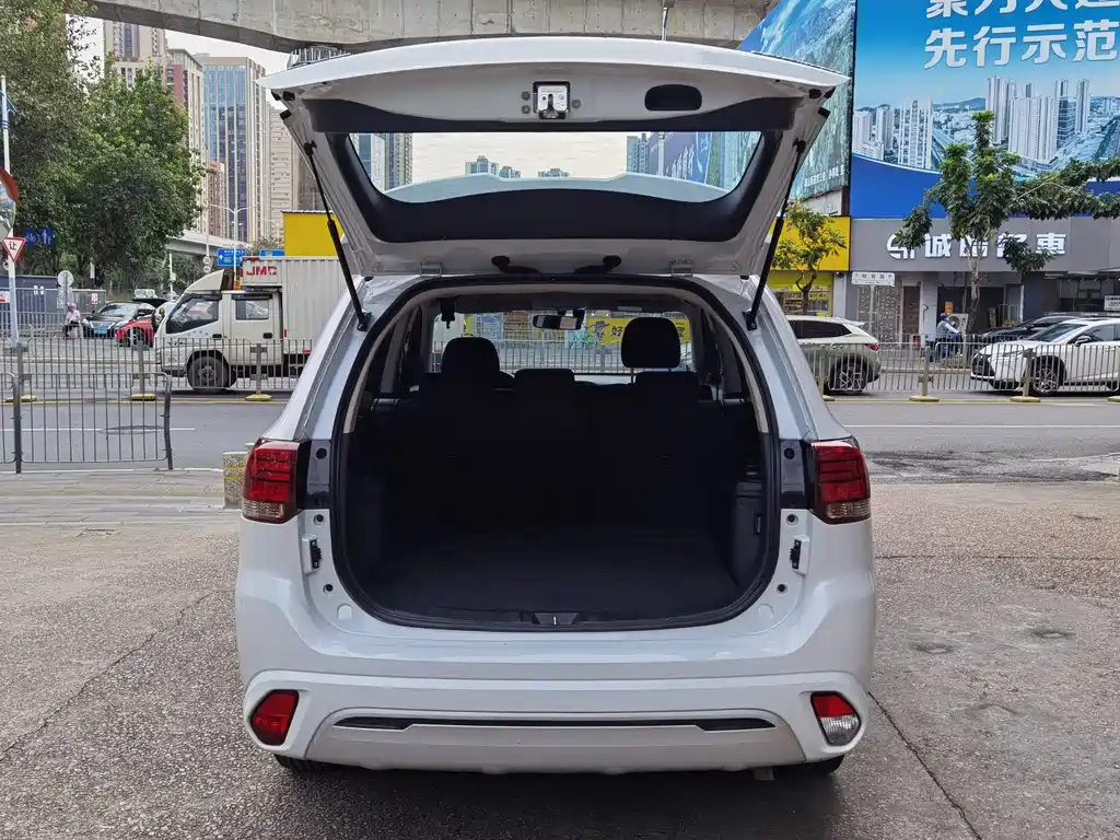 MITSUBISHI OUTLANDER