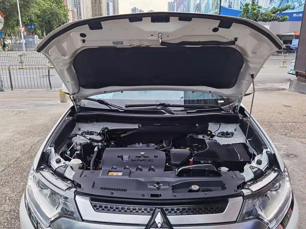 MITSUBISHI OUTLANDER