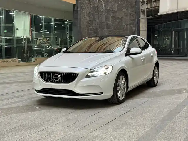 VOLVO V40 2017