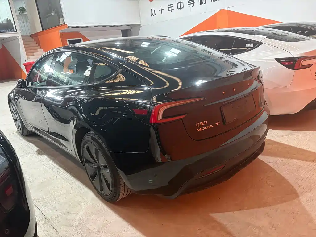 Tesla Model 3 — миниатюра 7