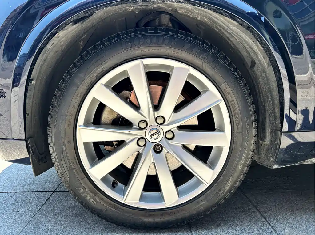 Volvo XC90 2015 T6 5 мест