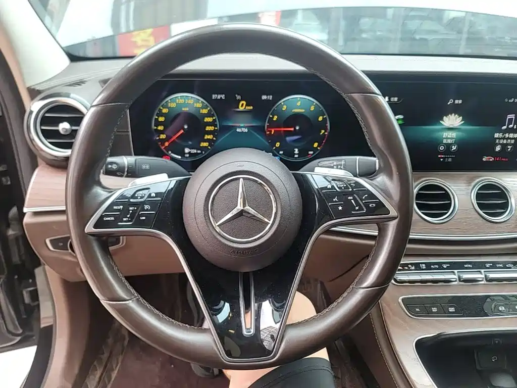 Mercedes-Benz E-Class — миниатюра 11