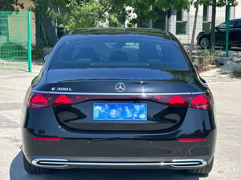 Mercedes-Benz E-Class — миниатюра 8