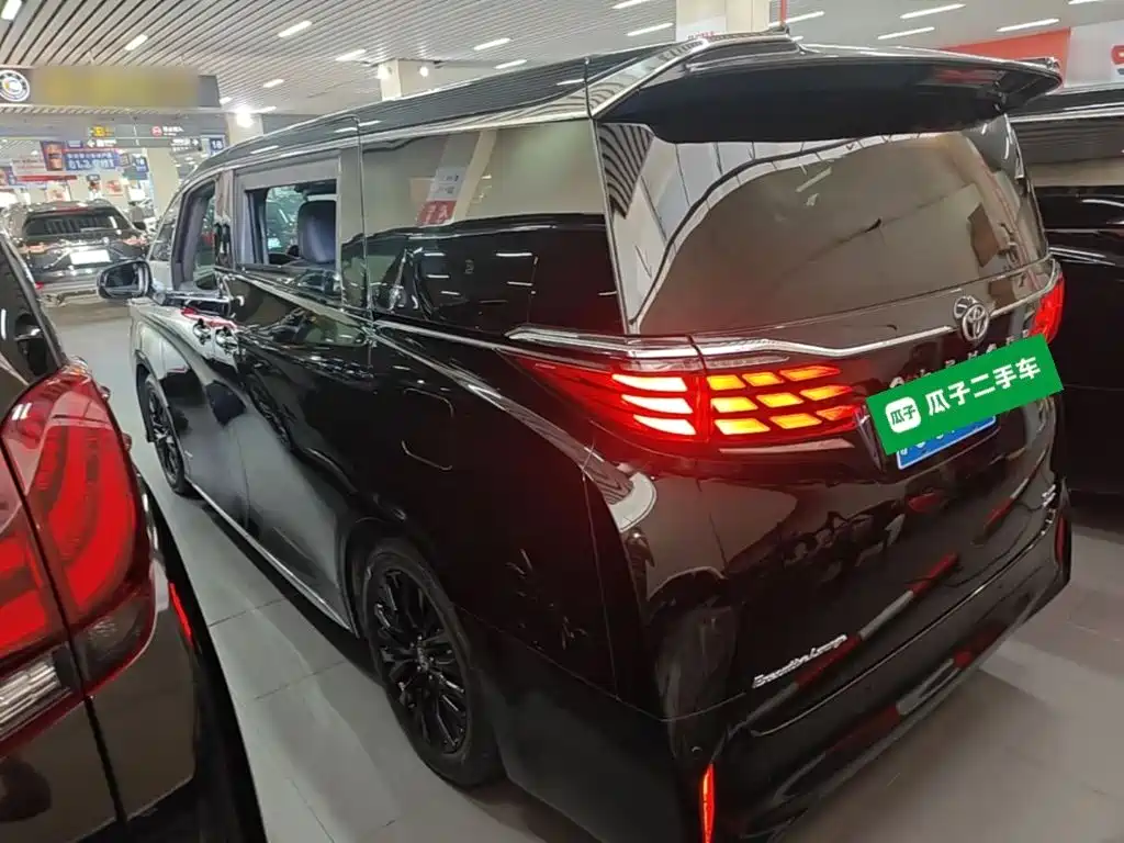 Toyota Alphard — миниатюра 5