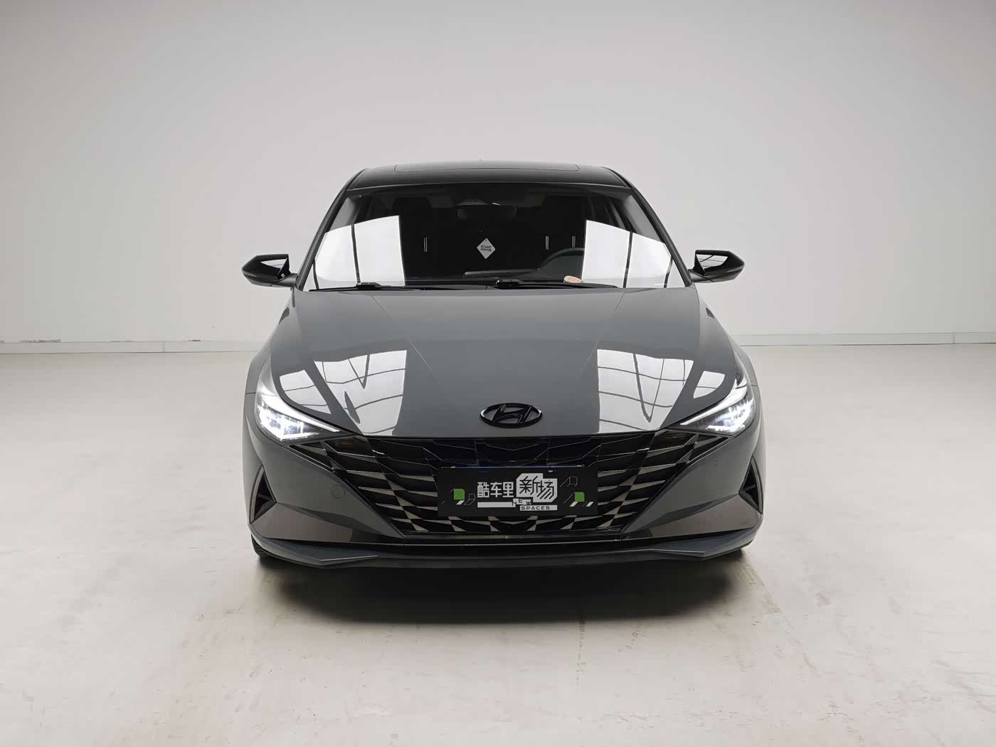 Hyundai Elantra 1.5 л 2021 г. Серебристо-серый, пробег 35000 км