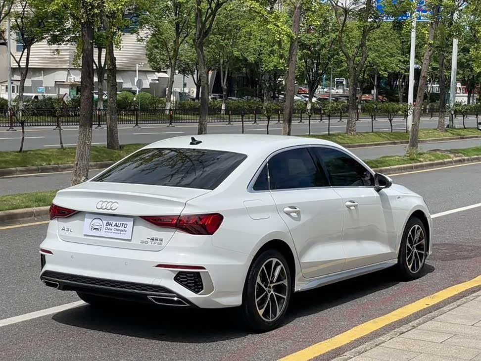 Audi A3 1.4 л 2023 г. Белый, пробег 16000 км