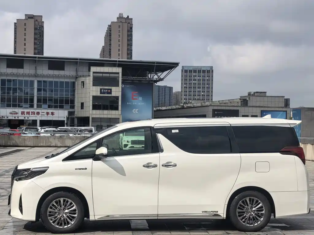 Toyota Alphard — миниатюра 3
