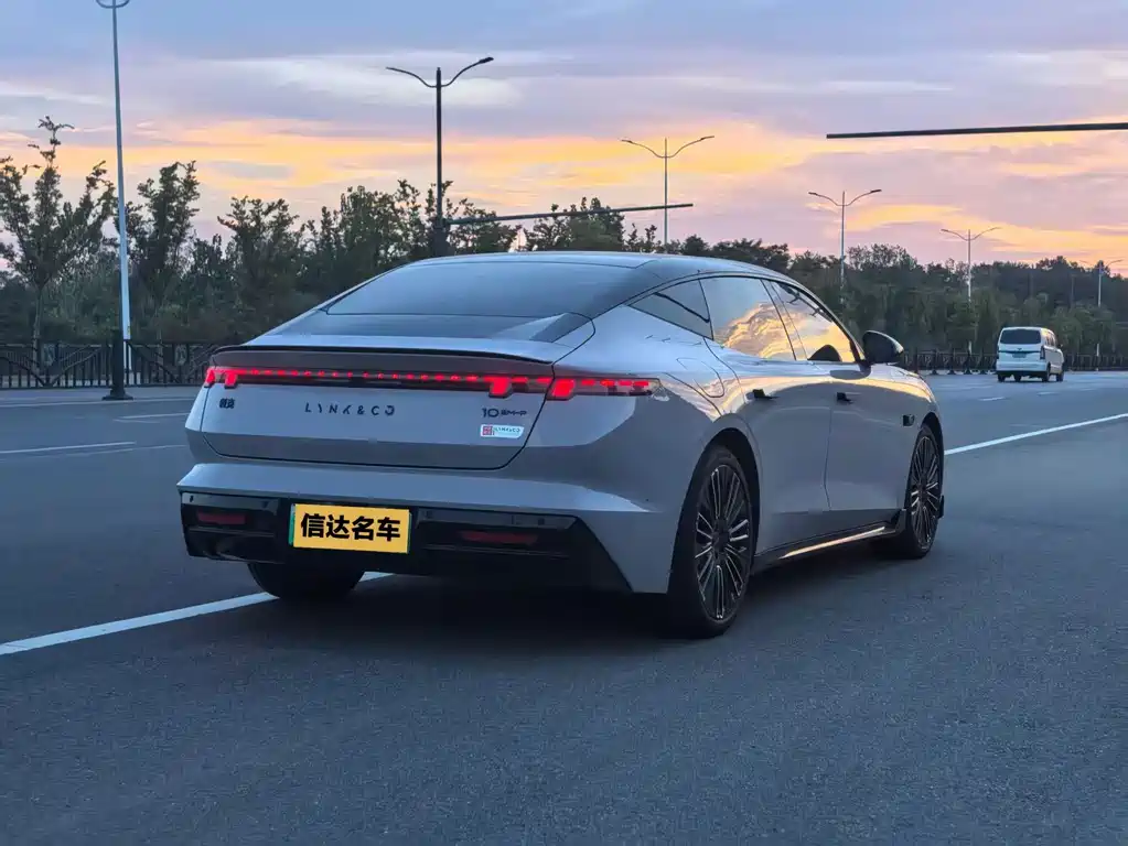 Lynk & Co 10 — миниатюра 10