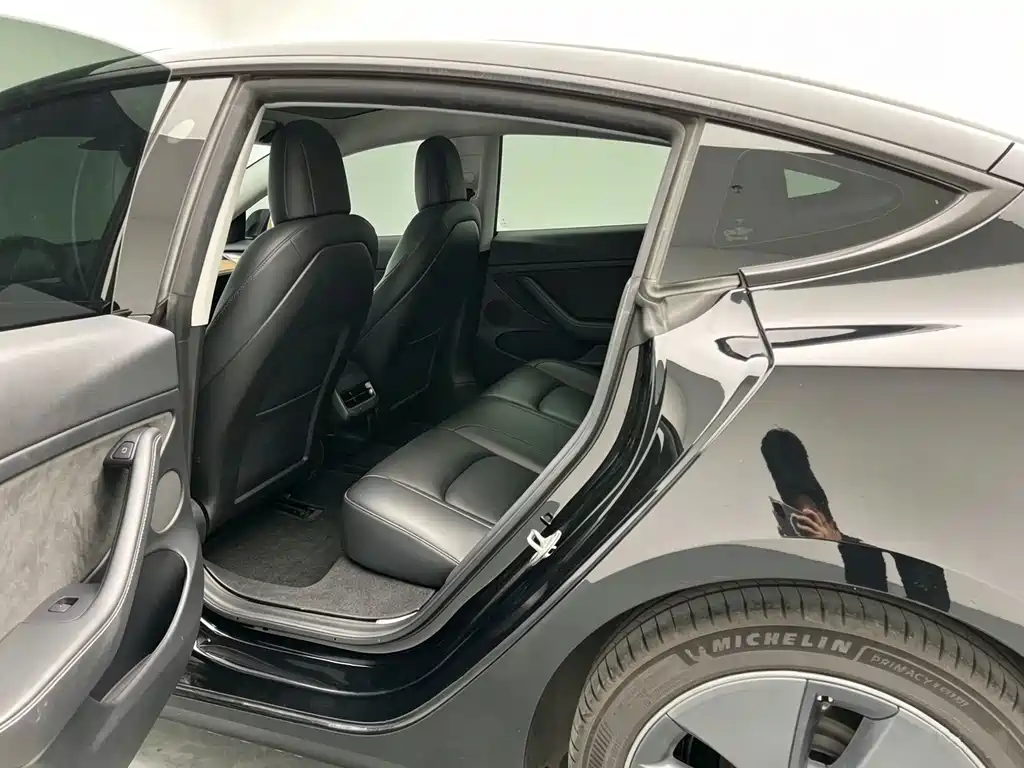 Tesla Model 3 — миниатюра 16