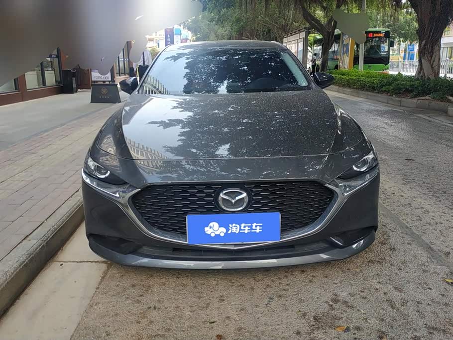 Mazda Mazda3 Axela 2.0 л 2024 г. Серебристо-серый, пробег 30900 км
