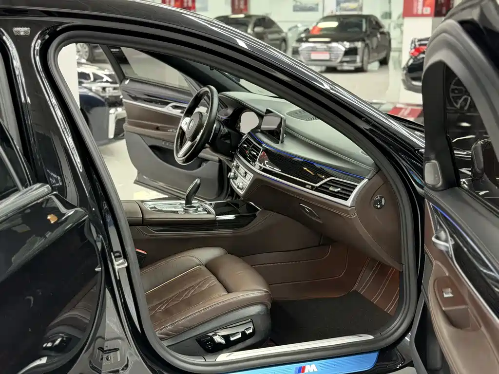 BMW 7 Series — миниатюра 11