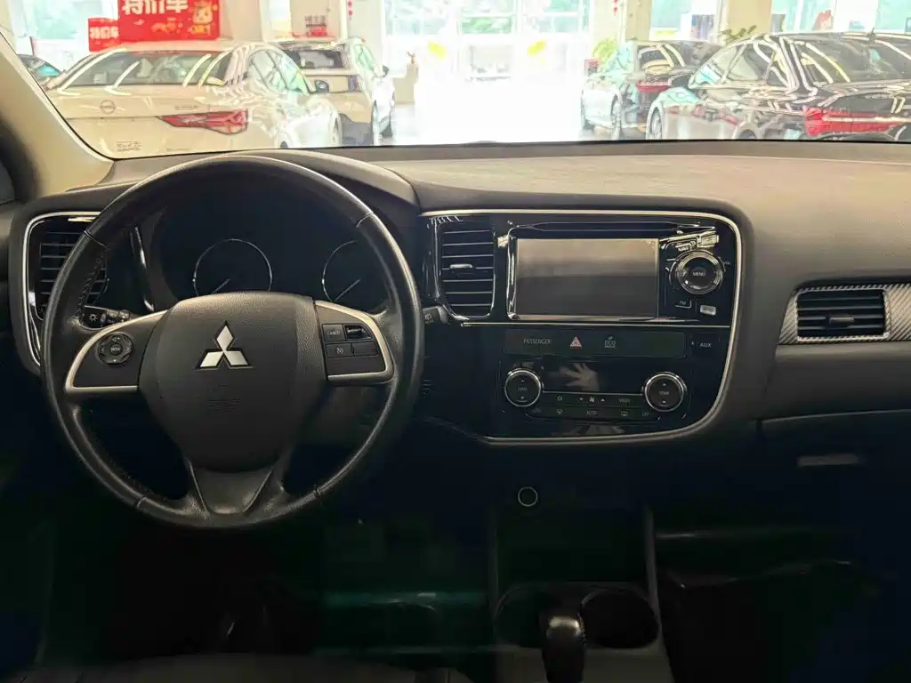 Mitsubishi Outlander (Import) — миниатюра 6