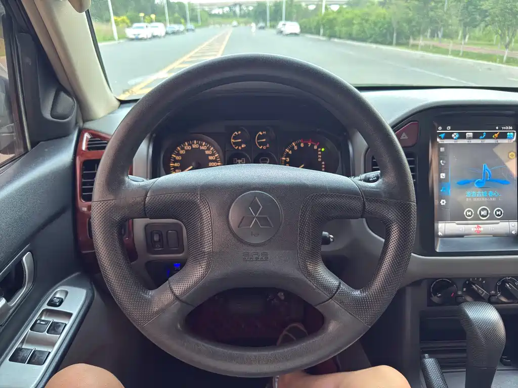Mitsubishi Pajero — миниатюра 15