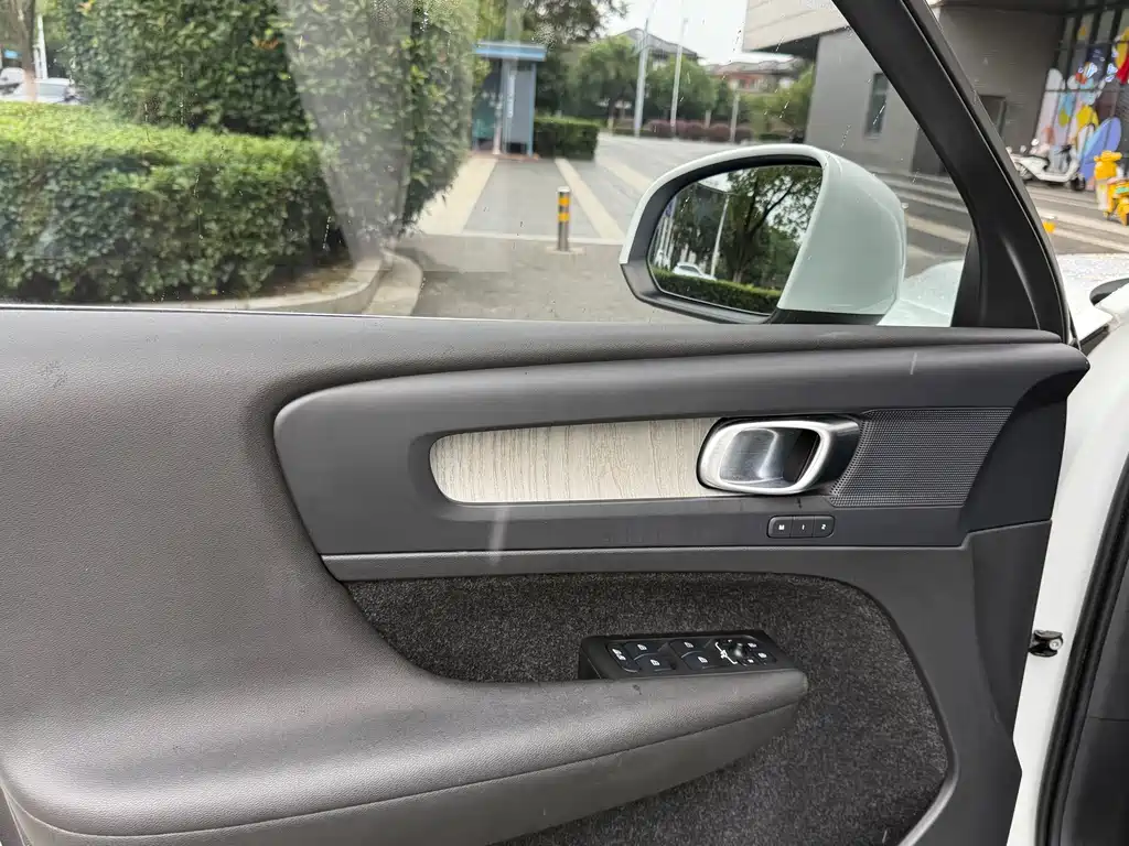 Volvo XC40 — миниатюра 8