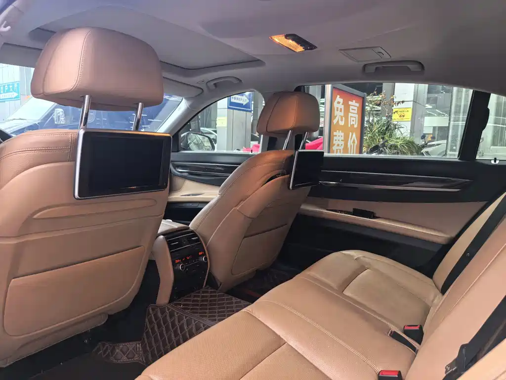BMW 7 Series — миниатюра 11