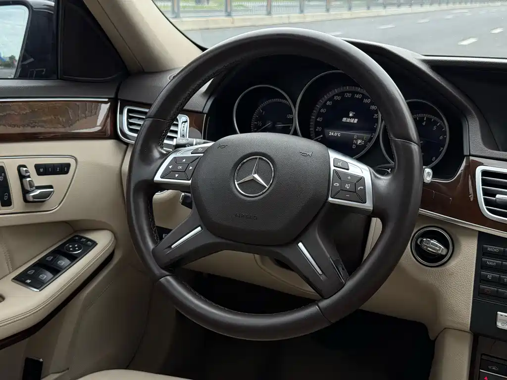 Mercedes-Benz E-Class — миниатюра 7