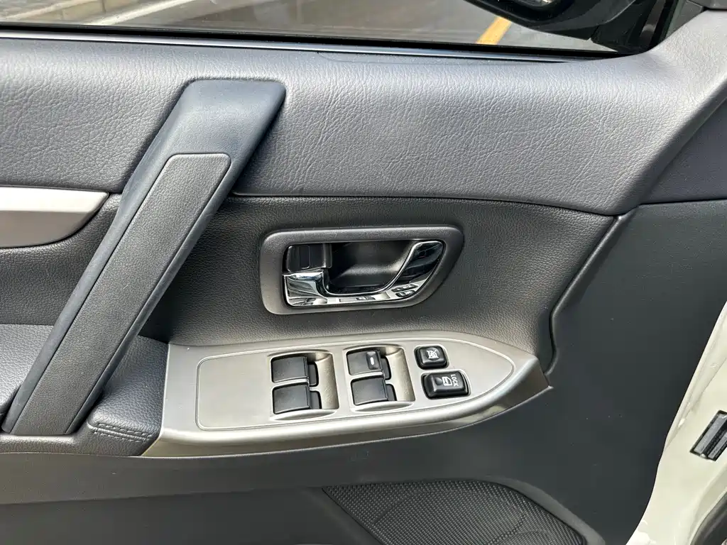 Mitsubishi Pajero (Import) — миниатюра 23